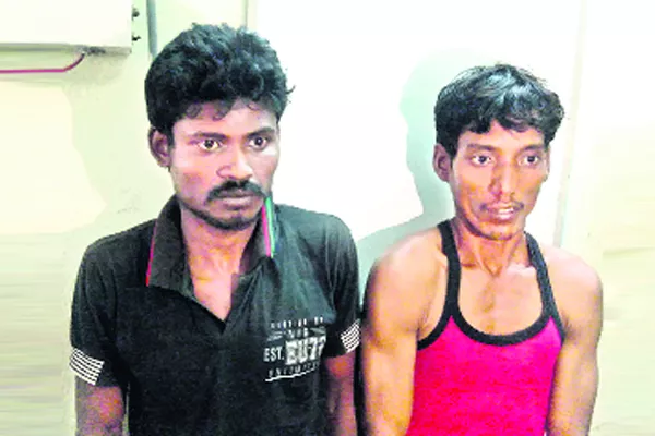 kidnappers cached by villagers - Sakshi