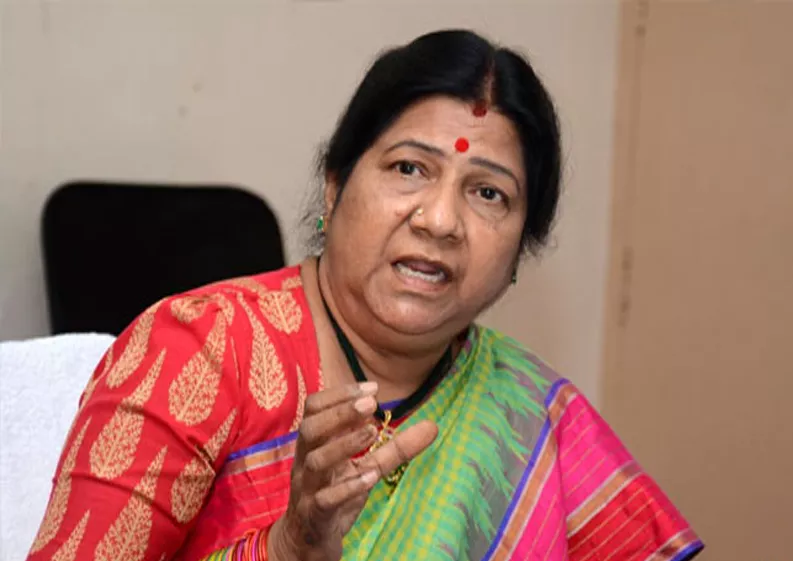 Nannapaneni rajakumari condemns sunkara padmasri comments - Sakshi