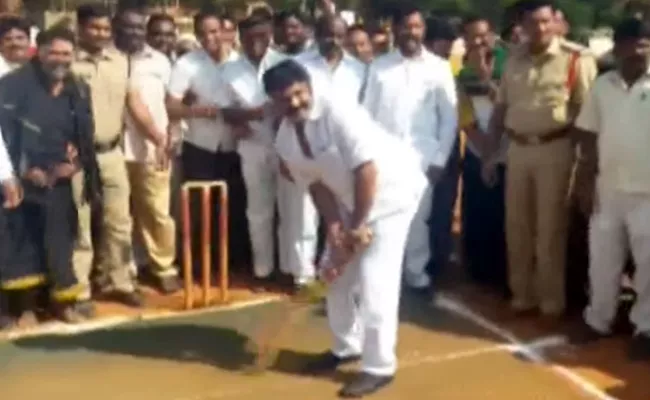  Tdp Mla Balayya plays cricket in hindupur - Sakshi