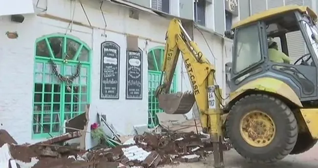 BMC conducts demolition drive in KamalaMills - Sakshi