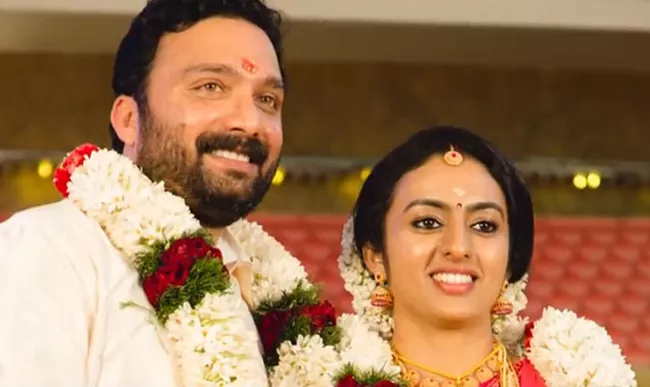 Delayed By Traffic, Groom Takes Kochi Metro To His Wedding - Sakshi