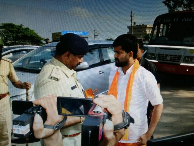 Pratap Simha among several arrested in Hunsur ahead of Hanuma Jayanthi - Sakshi