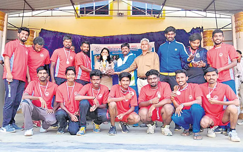  Hyderabad Wins throw ball Title - Sakshi