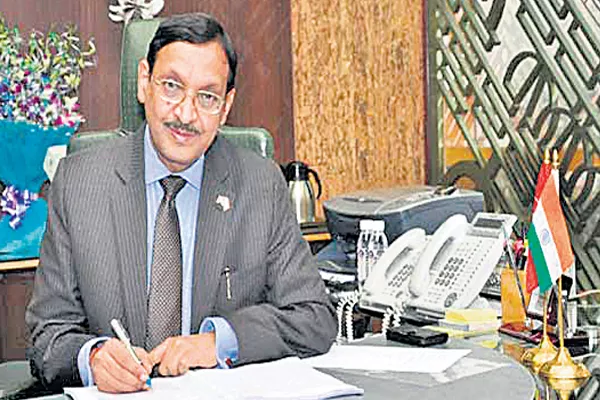 Dinesh K Saraf as oil-gas regulator chief - Sakshi