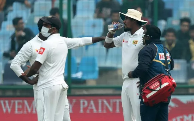 Delhi pollution hurts Sri Lanka again as Suranga Lakmal vomits on the field - Sakshi