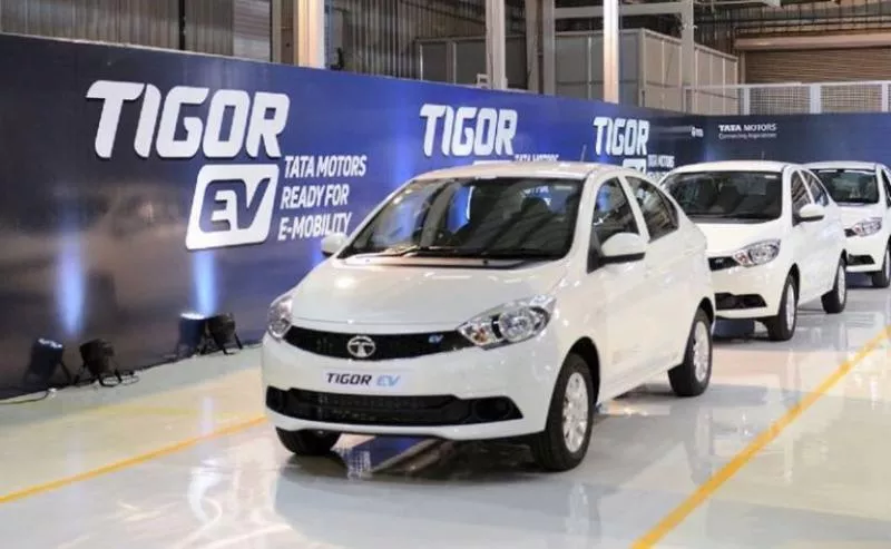 Ratan Tata and N Chandrasekaran roll out the first batch of Tata Tigor EVs  - Sakshi