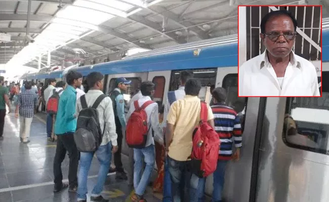 65 years old person caught during decoy, in Metro train at Uppal station - Sakshi