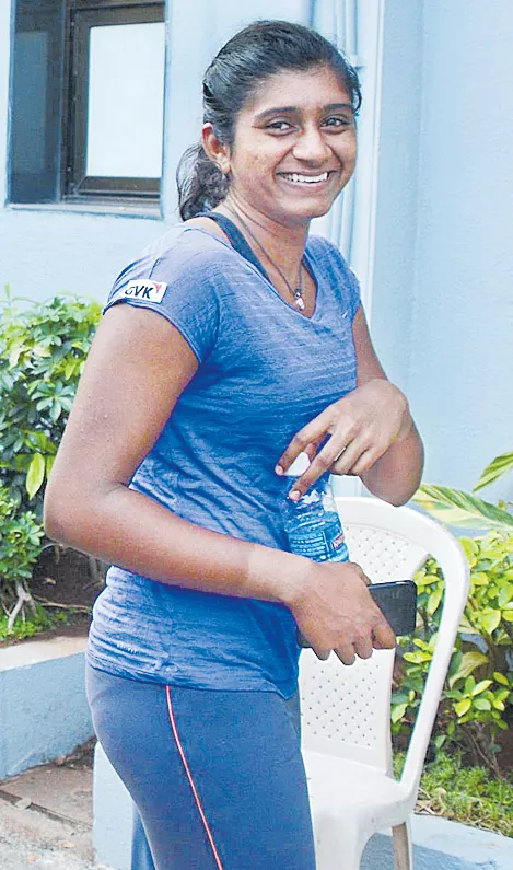 pranjala gets mixed results in ITF womens tourney - Sakshi