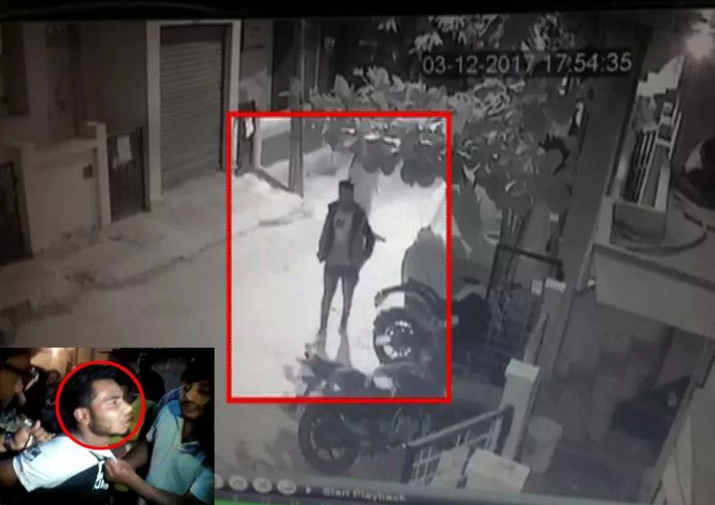 Thief Arrested In live CCTV footage - Sakshi