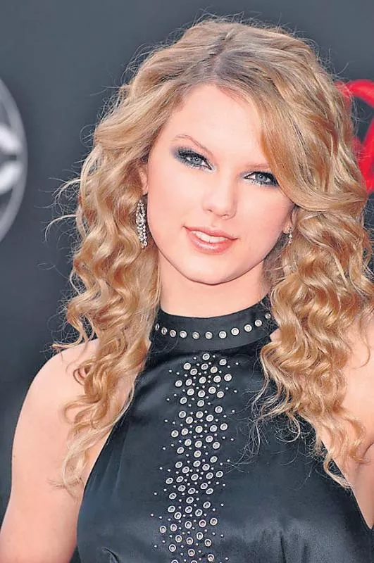 Taylor Swift saves homeless and pregnant fan by buying her a house - Sakshi