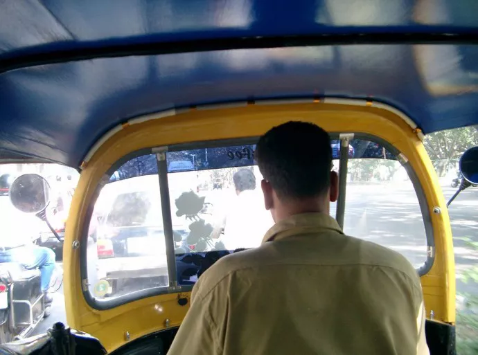 Auto driver shows his honesty in karnataka - Sakshi