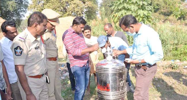 thievess robbery in srimukha lingeshwara temple in srikakulam district - Sakshi