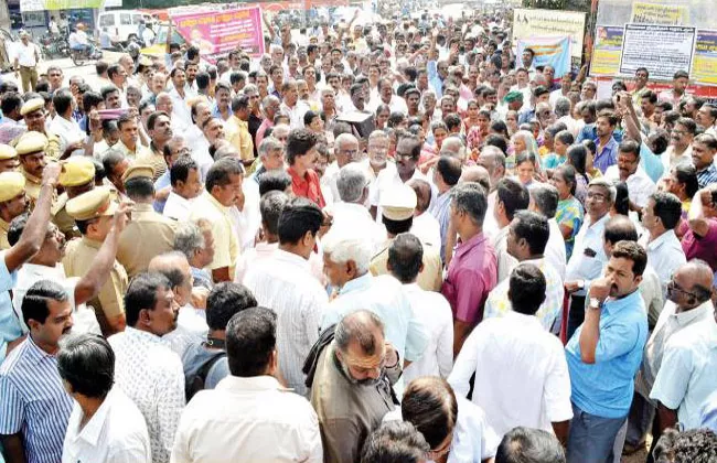 transport workers to continue strike in tamil nadu - Sakshi