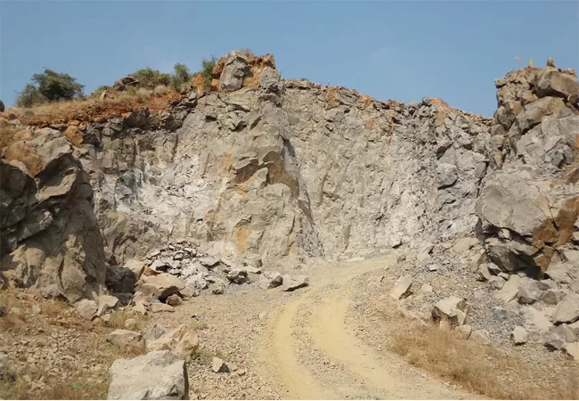 farmers faced problems with mining blasting in prakasam - Sakshi