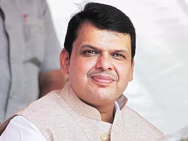 Devendra Fadnavis, Nitin Gadkari have a narrow escape - Sakshi