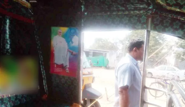 ramanujaya shock to see ysr image on auto - Sakshi