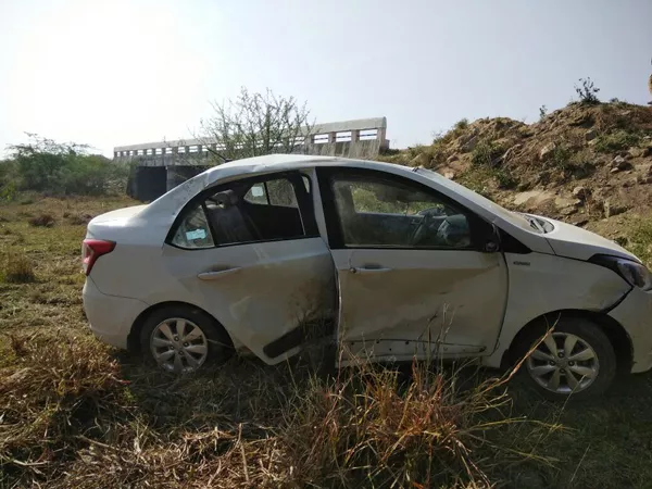 road accident in lokeshwaram 3 injured - Sakshi