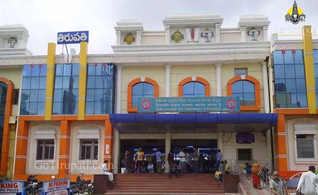 dim passengers at Tirupathi Railway Station - Sakshi