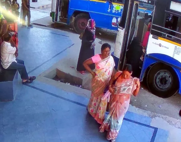 police arrested two women thieves - Sakshi