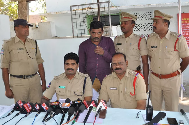 Fake Police Gopala Krishna Arrested In Adilabad - Sakshi