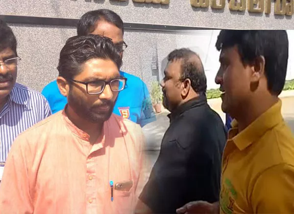 Jignesh Mevani, katti mahesh met mandakrishna madiga - Sakshi