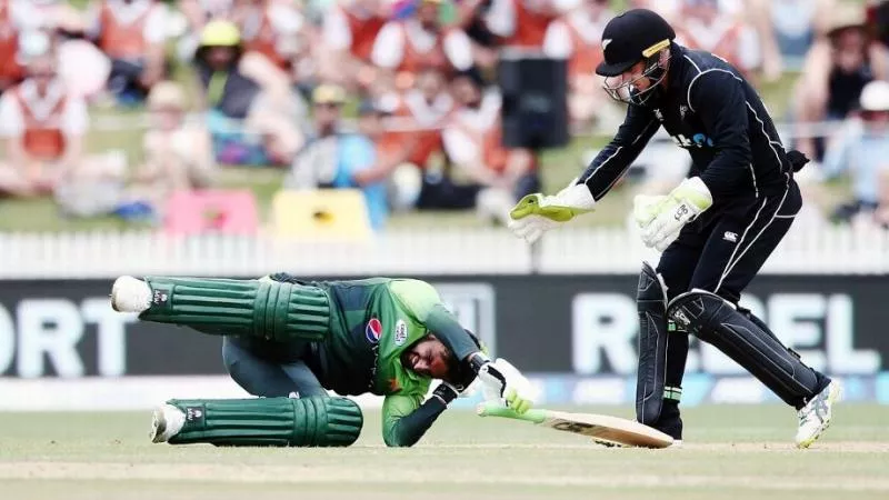 Shoaib Malik hit on head in cricket ground - Sakshi