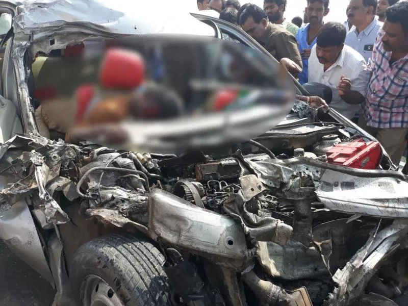 three killed in road accident at Mahanadi - Sakshi