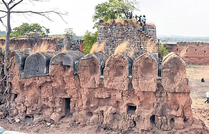 Papanna fort reached to ruins - Sakshi