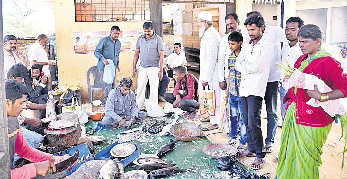 7 Fish markets, 3 cold storage soon in sangareddy - Sakshi