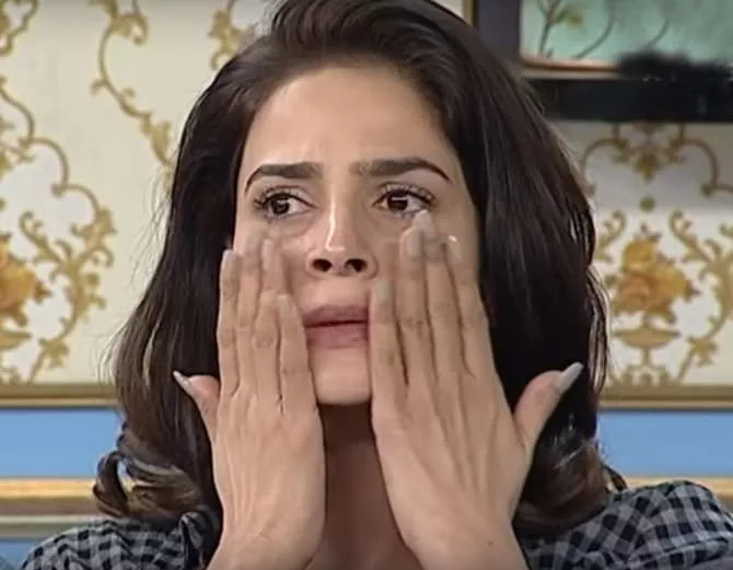 Actress Saba Qamar Breaks Down On TV - Sakshi