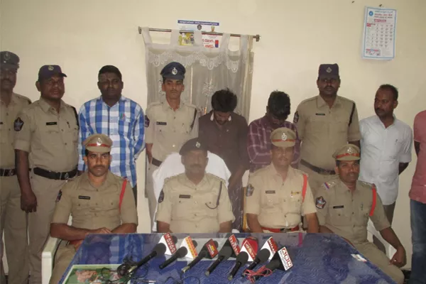 interstate bike thieves arrested in gooty - Sakshi