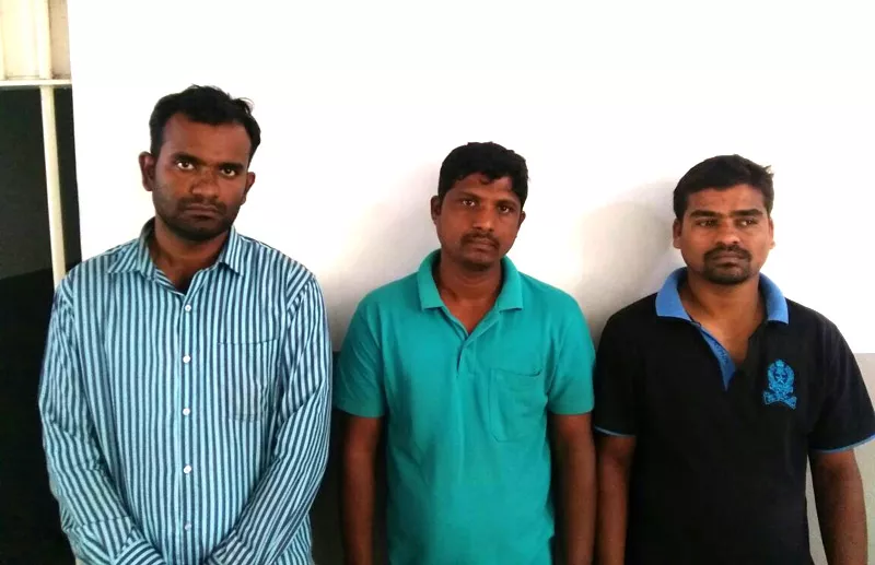 3 persons arrest for demanding cash - Sakshi