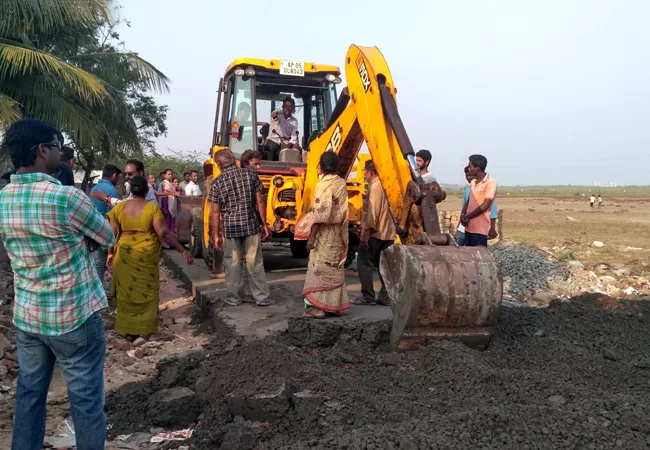 mla followers road destroyed in kakinada - Sakshi