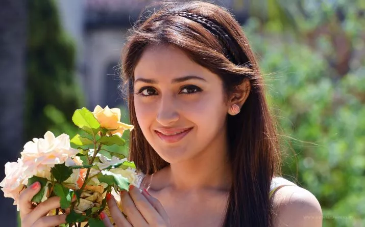 sayyeshaa saigal act in gajinikanth movie with arya - Sakshi