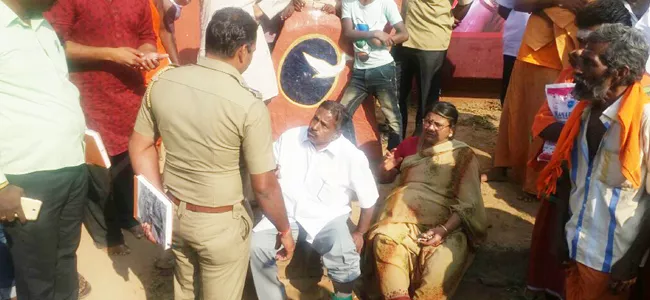 couples darna infront of nithyananda ashram - Sakshi