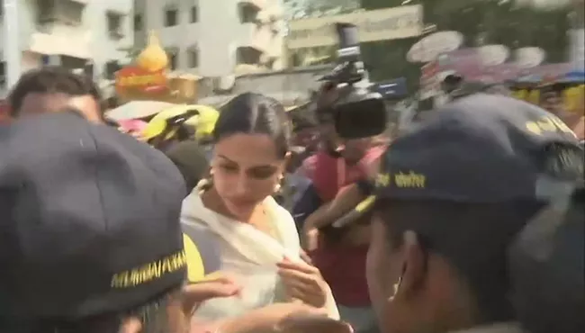 Deepika Padukone visits Siddhivinayak temple - Sakshi