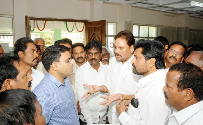 collector vivek yadav fired on officials - Sakshi