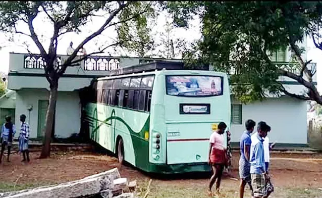 driver dead in bus accident - Sakshi