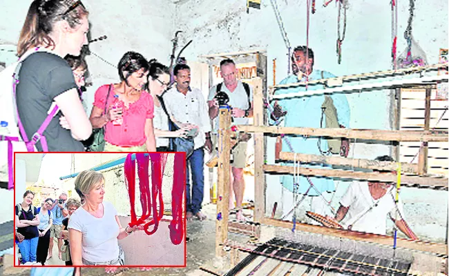 Americans observing the pochampally handloom profession - Sakshi