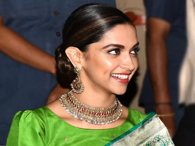 will give one crore one who chops off Deepika ears and nose - Sakshi