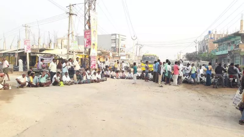 farmers protest and rasta roko in alampur - Sakshi