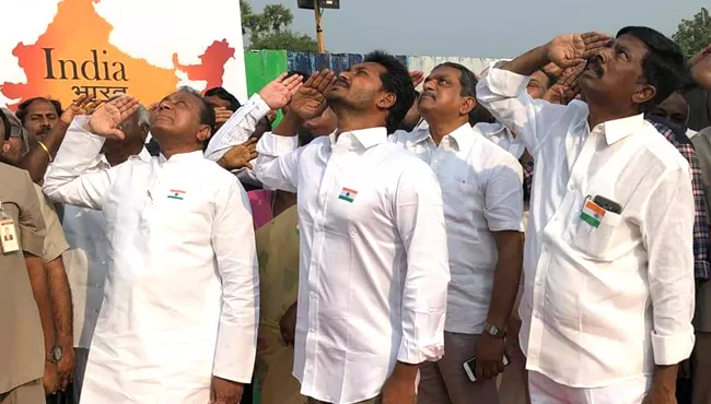 YS Jagan Celebrates Republic Day at Saguturu - Sakshi