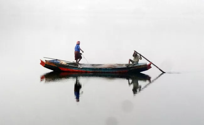 Fisherman fish hunting in godavari - Sakshi