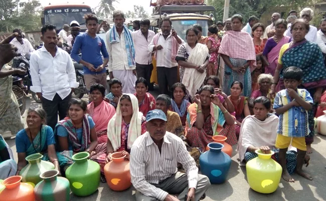 people rastharoko in vadrapalyam village for drinking water - Sakshi