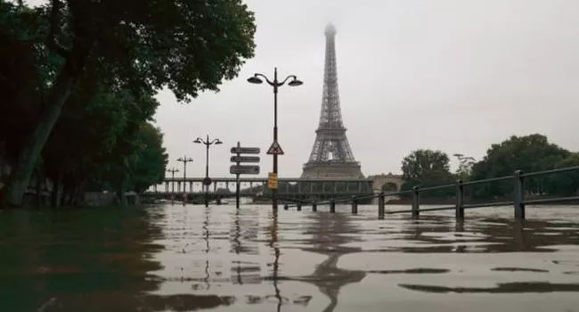 Seine river flood threat to Paris - Sakshi