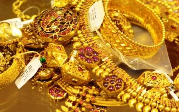 Gold prices drop by Rs250, silver below Rs41,000 - Sakshi