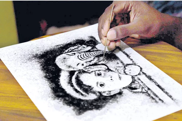 artist mithun creates fantastic artifacts with hairs in kerala - Sakshi