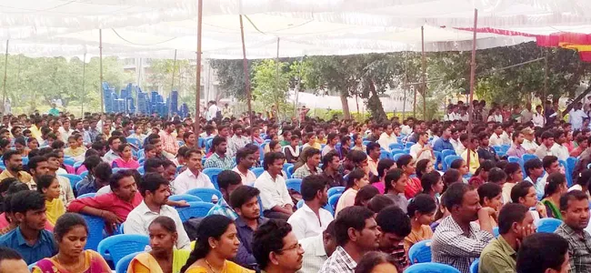 unemployed youth attend in jobmela - Sakshi