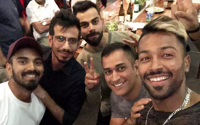 MS Dhoni Parties With Virat Kohli After 3rd Test Win - Sakshi