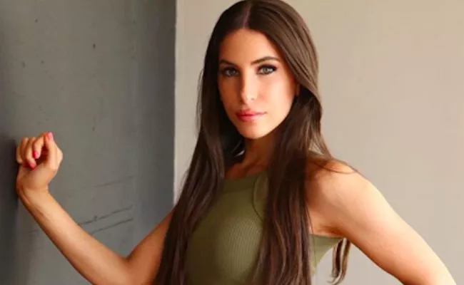 Model Jen Selter kicked off American Airlines flight - Sakshi